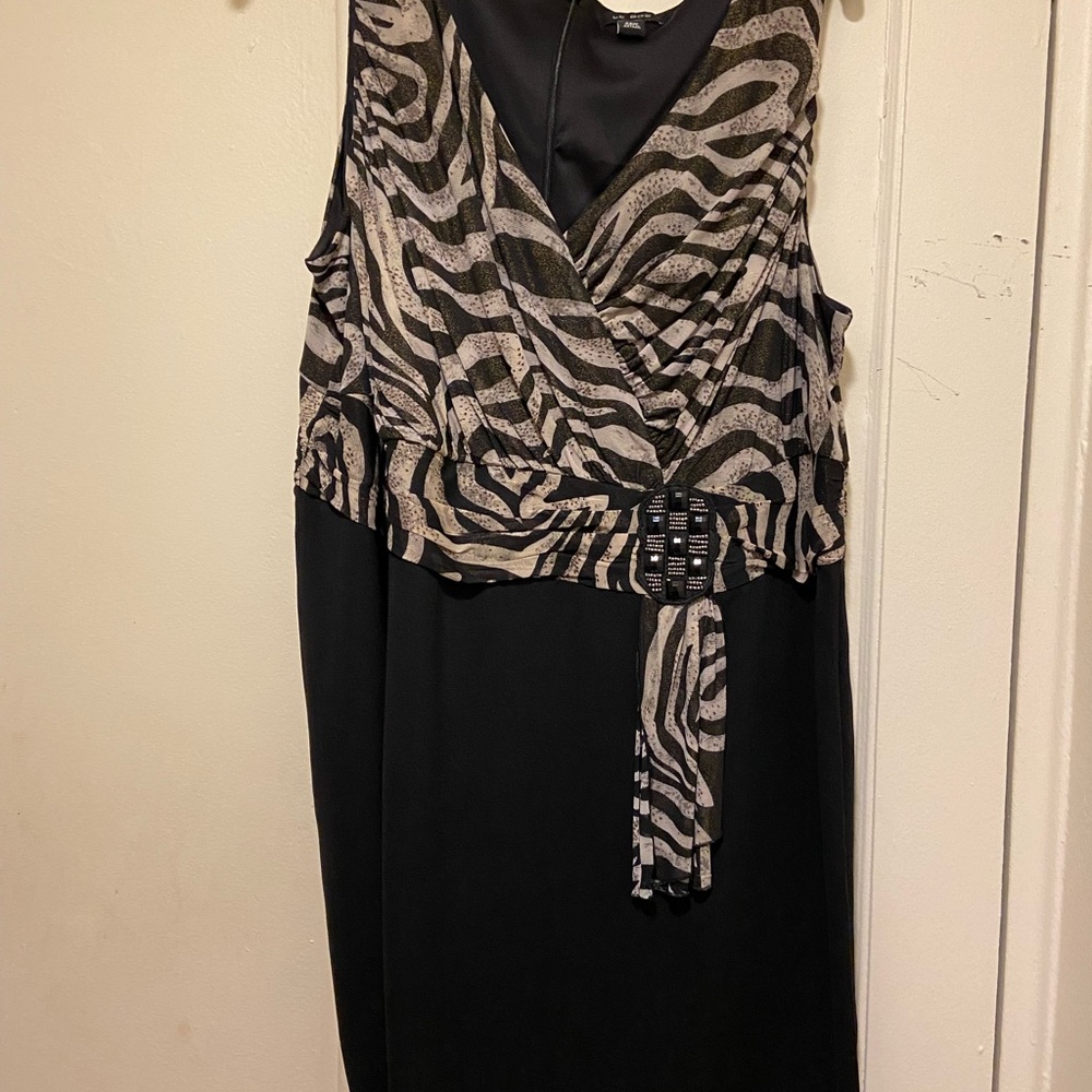 Plus size dress with animal print semi formal and beautiful.